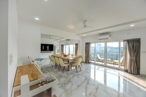 Alaya Stays MidPoint Uno Pet-friendly 1 Room Retreat with shared pool, Entertainment Area and kids area Near Dabolim Airport
