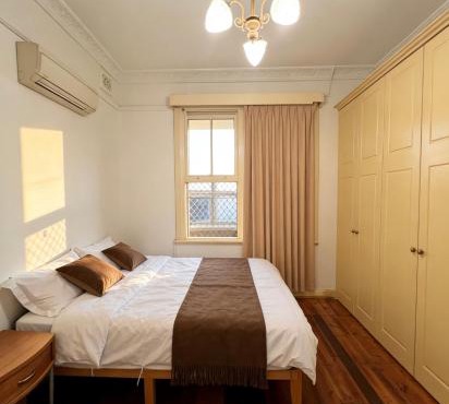 Burwood quiet share stay