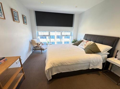 Stylish 1BR Spacious Penthouse Self Check-in, 7 min walk to parliament