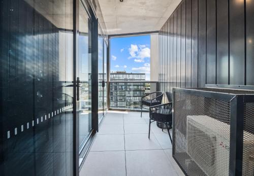 Elegant Top Floor 1BR, Sleeps 4, City Views