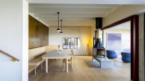 'Bouddi House' by HolidayCo