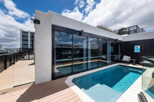 1BR-1BR-1Car-Sleeps 4-Pool-CBD