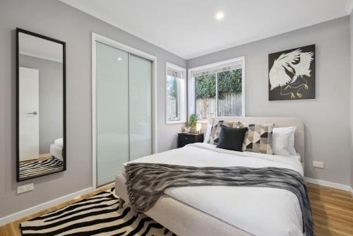 Gina's Retreat - Chic Comfort near Mount Taylor