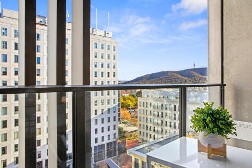 Patio Mt view 1BR apt in CBD near ANU and museum with free parking and WiFi