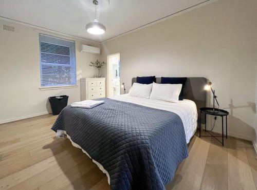 King Bed Art Deco Apartment - 60 Sec to Wagga CBD