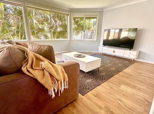 Cheerful 4-bedroom family retreat in Caves Beach