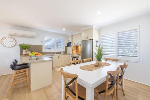 Hanks Corlette House, 49 Pantowora St - pet friendly, air con, boat parking, Wi-Fi
