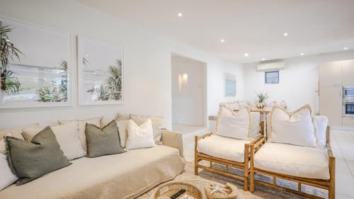 Heated Swimming Pool and Walk To Beach
