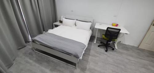 Dana-Spacious Private Room in Shared 2-Bedroom Apartment-2
